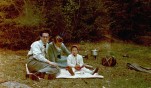 Familen Stensrud med familie på picknick